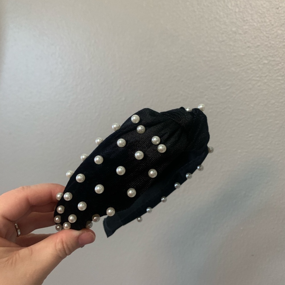 Stylish Black Pearl-Embellished Headband